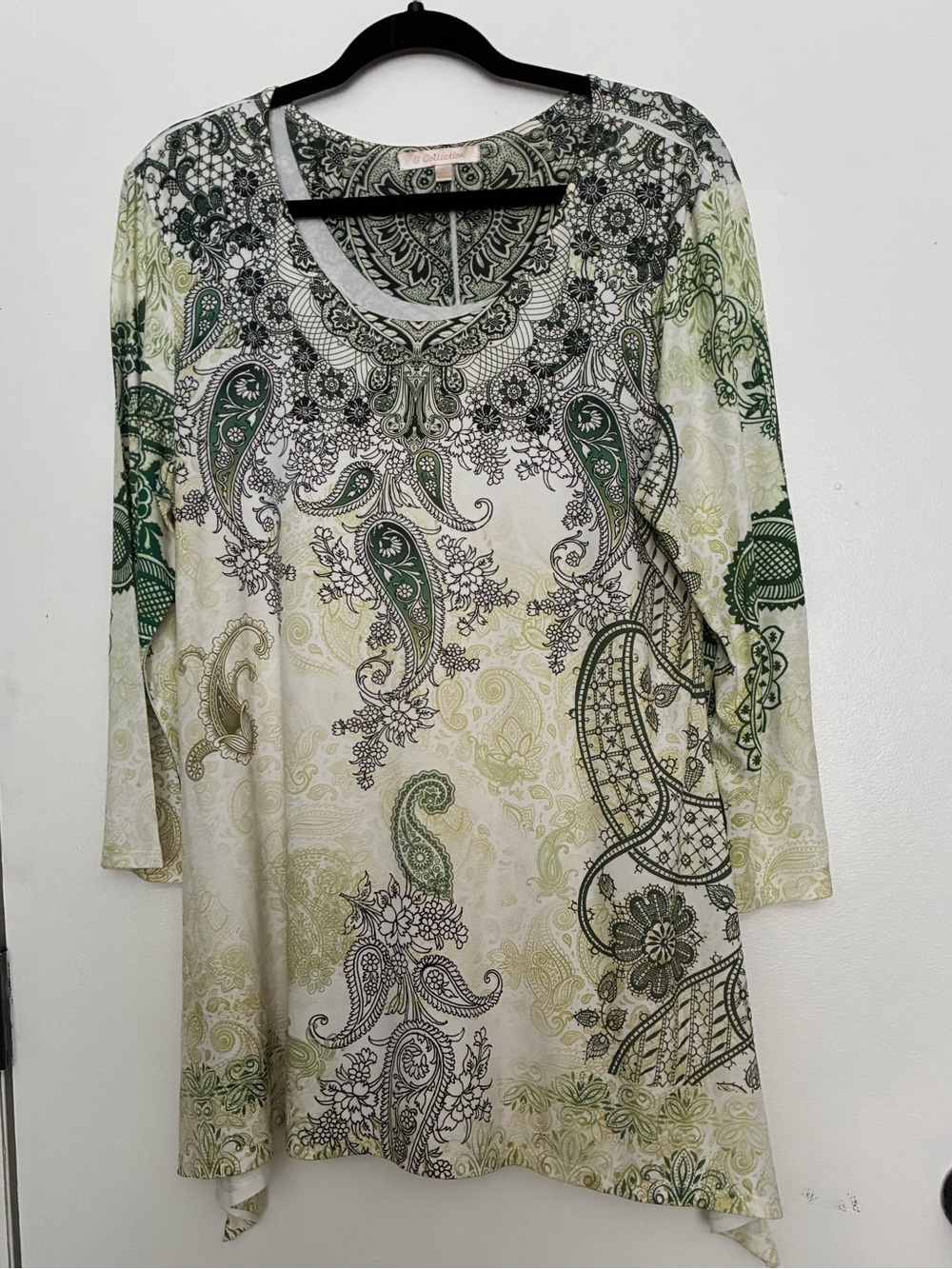 Paisley-Print V-Neck Tunic Top in Green and Cream with 3/4 Sleeves